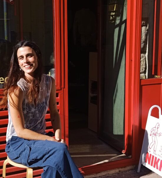 À Marseille, Nikki donne à la seconde main sa propre signature. Dans sa petite boutique, Laura compose une sélection personnelle, portée par une culture mode pointue (Laura)
