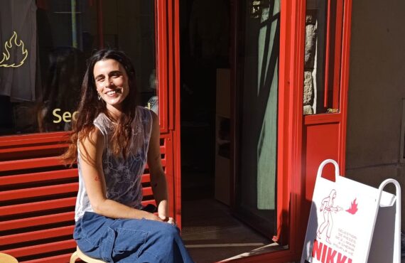 À Marseille, Nikki donne à la seconde main sa propre signature. Dans sa petite boutique, Laura compose une sélection personnelle, portée par une culture mode pointue (Laura)