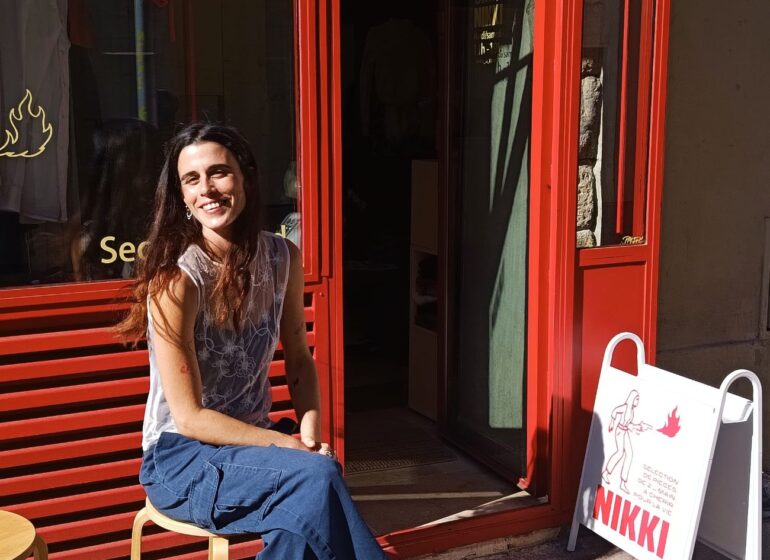 À Marseille, Nikki donne à la seconde main sa propre signature. Dans sa petite boutique, Laura compose une sélection personnelle, portée par une culture mode pointue (Laura)