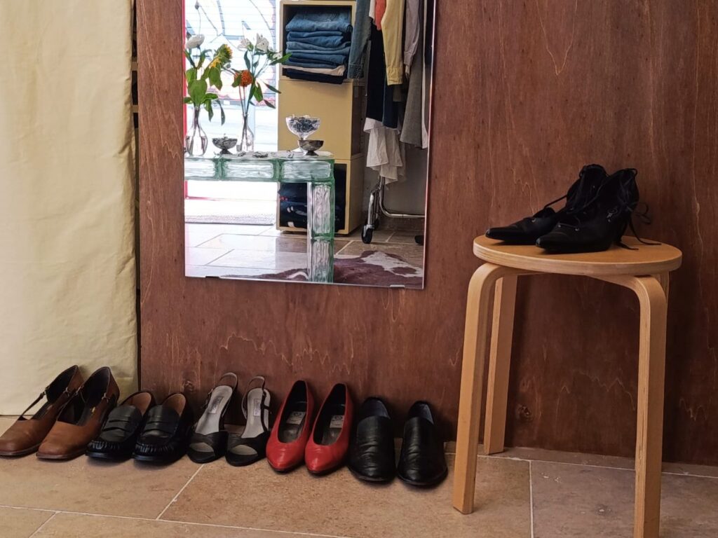 À Marseille, Nikki donne à la seconde main sa propre signature. Dans sa petite boutique, Laura compose une sélection personnelle, portée par une culture mode pointue (chaussures)
