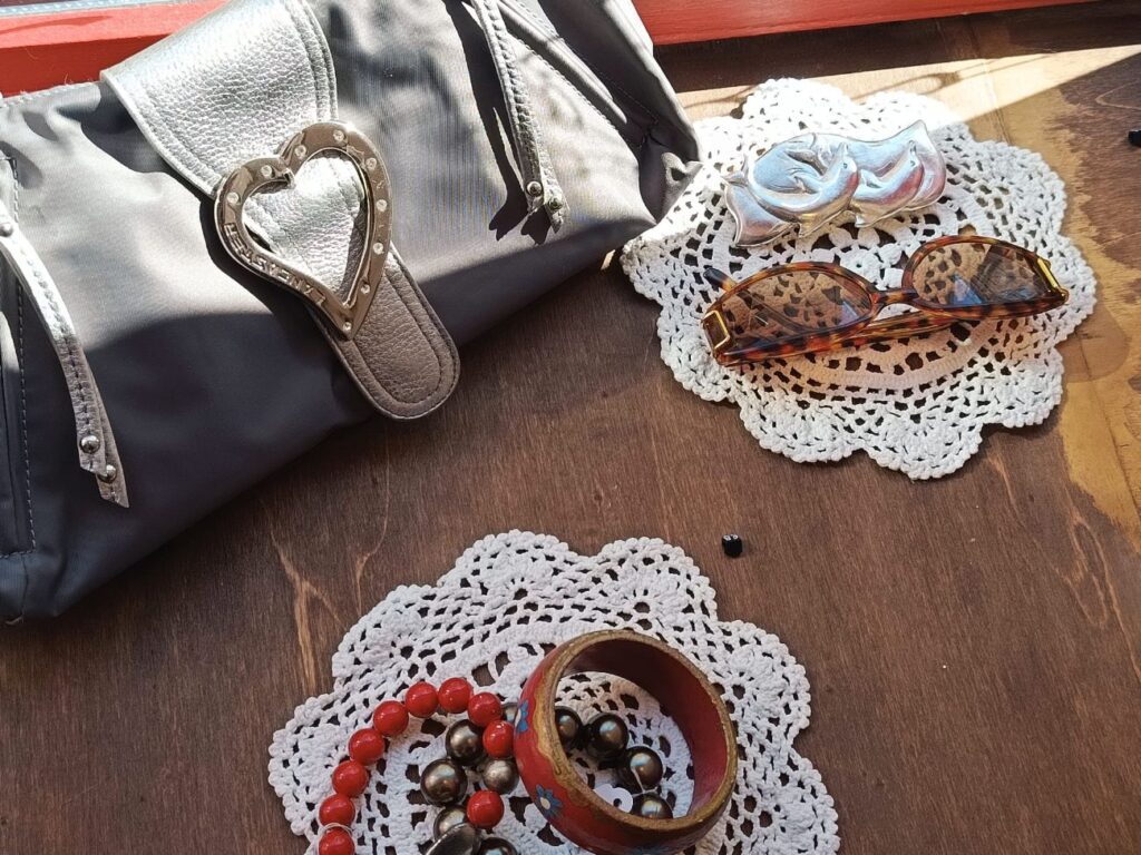 À Marseille, Nikki donne à la seconde main sa propre signature. Dans sa petite boutique, Laura compose une sélection personnelle, portée par une culture mode pointue (vitrine)