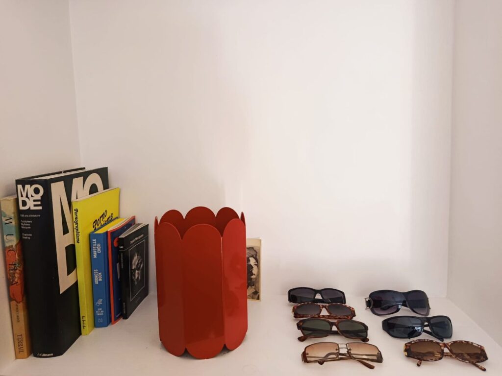 À Marseille, Nikki donne à la seconde main sa propre signature. Dans sa petite boutique, Laura compose une sélection personnelle, portée par une culture mode pointue (lunettes)