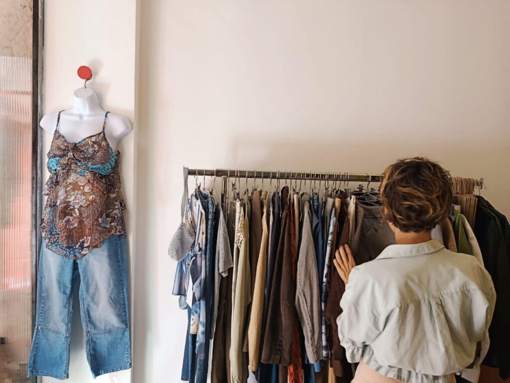 À Marseille, Nikki donne à la seconde main sa propre signature. Dans sa petite boutique, Laura compose une sélection personnelle, portée par une culture mode pointue (cliente)