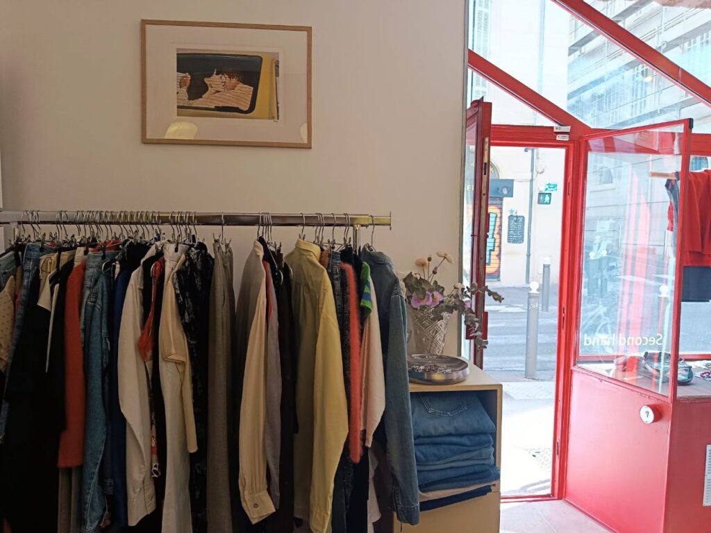 À Marseille, Nikki donne à la seconde main sa propre signature. Dans sa petite boutique, Laura compose une sélection personnelle, portée par une culture mode pointue (portant)