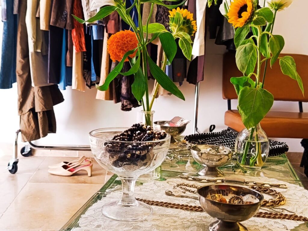À Marseille, Nikki donne à la seconde main sa propre signature. Dans sa petite boutique, Laura compose une sélection personnelle, portée par une culture mode pointue (déco)