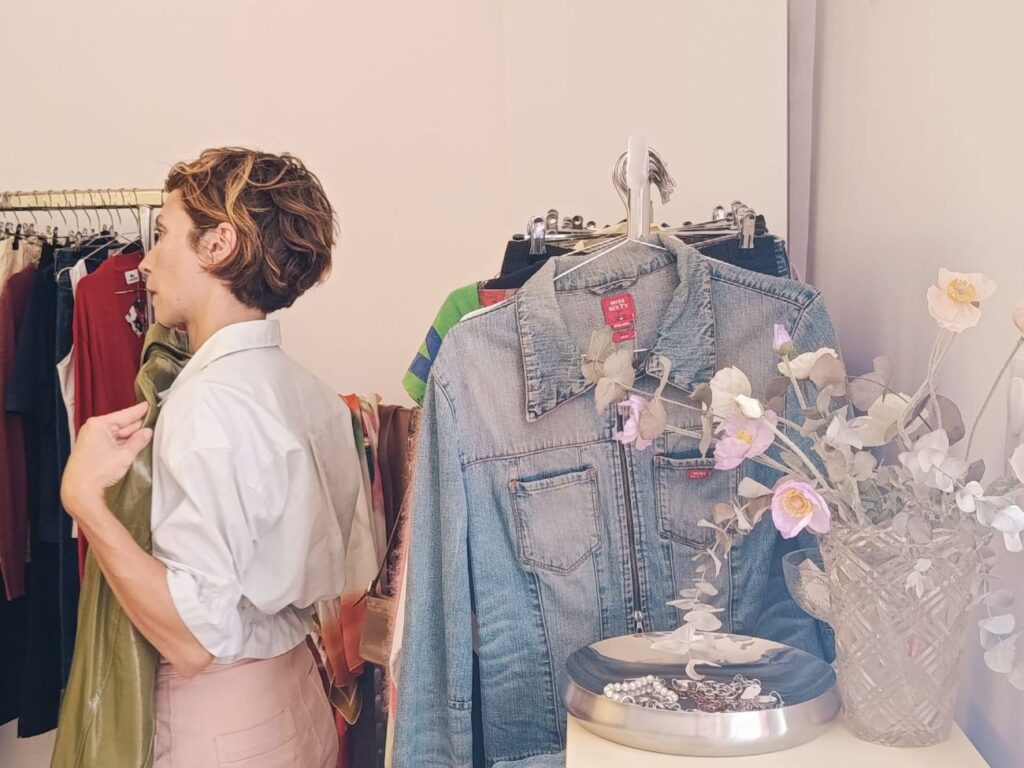 À Marseille, Nikki donne à la seconde main sa propre signature. Dans sa petite boutique, Laura compose une sélection personnelle, portée par une culture mode pointue (cliente)