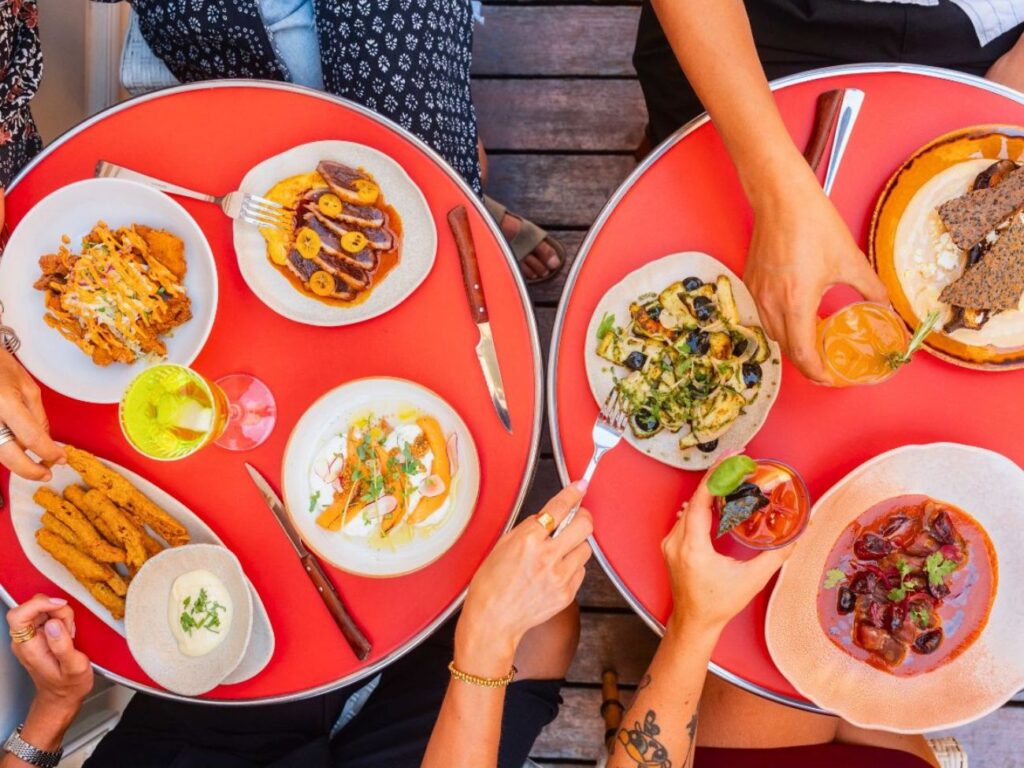Rita, bar à cocktails et bar à manger à Marseille, propose des cocktails signature, des assiettes de saison et des DJ sets à deux pas du Vieux-Port (table)