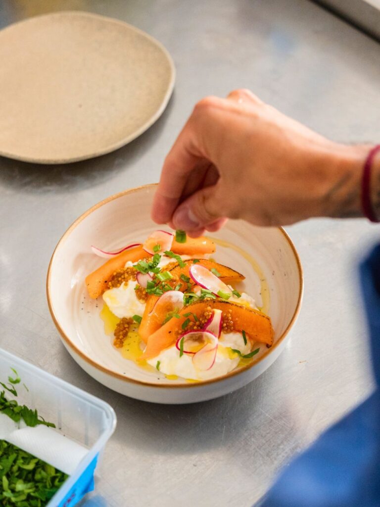 Rita, bar à cocktails et bar à manger à Marseille, propose des cocktails signature, des assiettes de saison et des DJ sets à deux pas du Vieux-Port (cuisine)