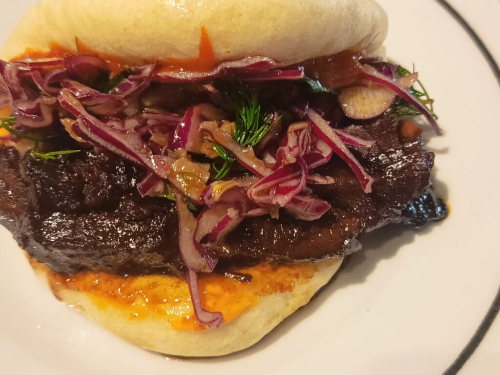 À Marseille, Tunnel est à mi-chemin entre bar à vin et resto de petites assiettes. Une cuisine instinctive et décomplexée, pensée pour être partagée (bao)