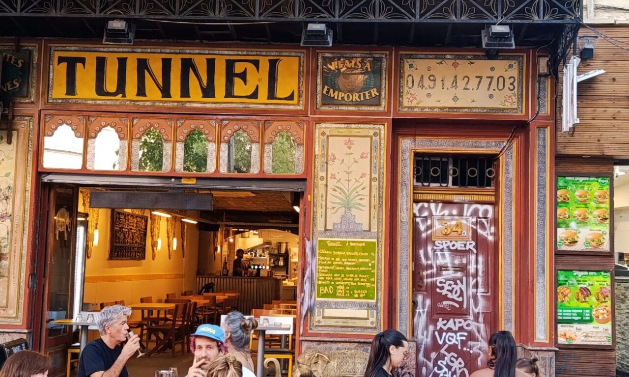 À Marseille, Tunnel est à mi-chemin entre bar à vin et resto de petites assiettes. Une cuisine instinctive et décomplexée, pensée pour être partagée (extérieur)
