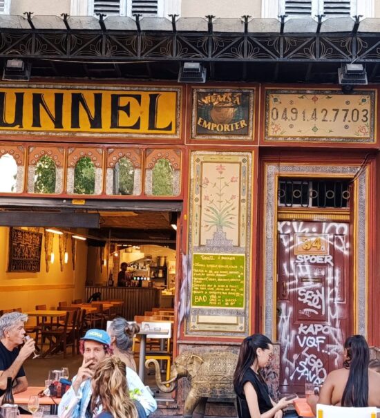 À Marseille, Tunnel est à mi-chemin entre bar à vin et resto de petites assiettes. Une cuisine instinctive et décomplexée, pensée pour être partagée (extérieur)