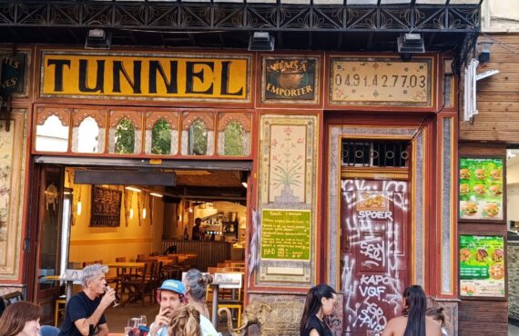 À Marseille, Tunnel est à mi-chemin entre bar à vin et resto de petites assiettes. Une cuisine instinctive et décomplexée, pensée pour être partagée (extérieur)