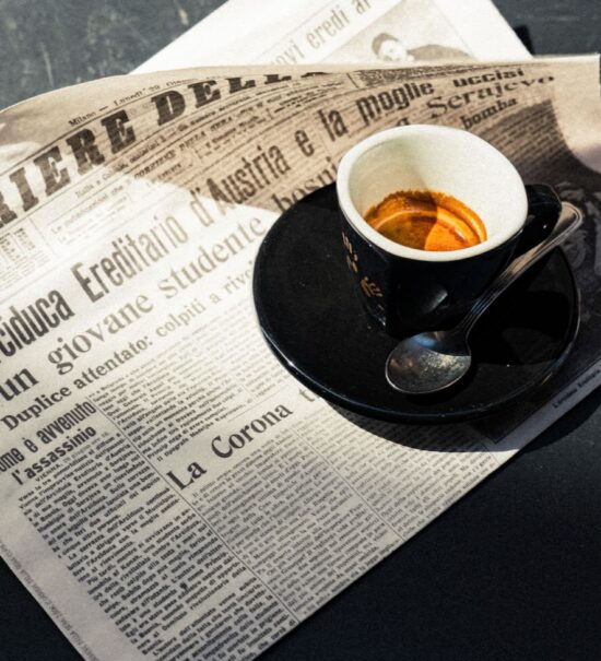 Basé à Marseille, Barcino caffè sélectionne des cafés italiens artisanaux auprès de quatre torréfacteurs familiaux. Arabica, robusta et assemblages d’exception, fraîchement torréfiés et disponibles en ligne (Tasse).