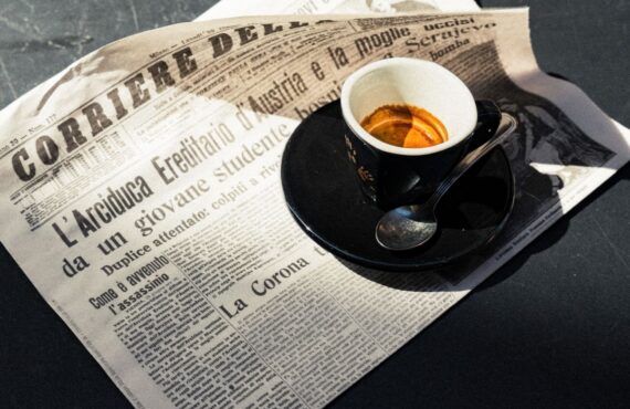 Basé à Marseille, Barcino caffè sélectionne des cafés italiens artisanaux auprès de quatre torréfacteurs familiaux. Arabica, robusta et assemblages d’exception, fraîchement torréfiés et disponibles en ligne (Tasse).