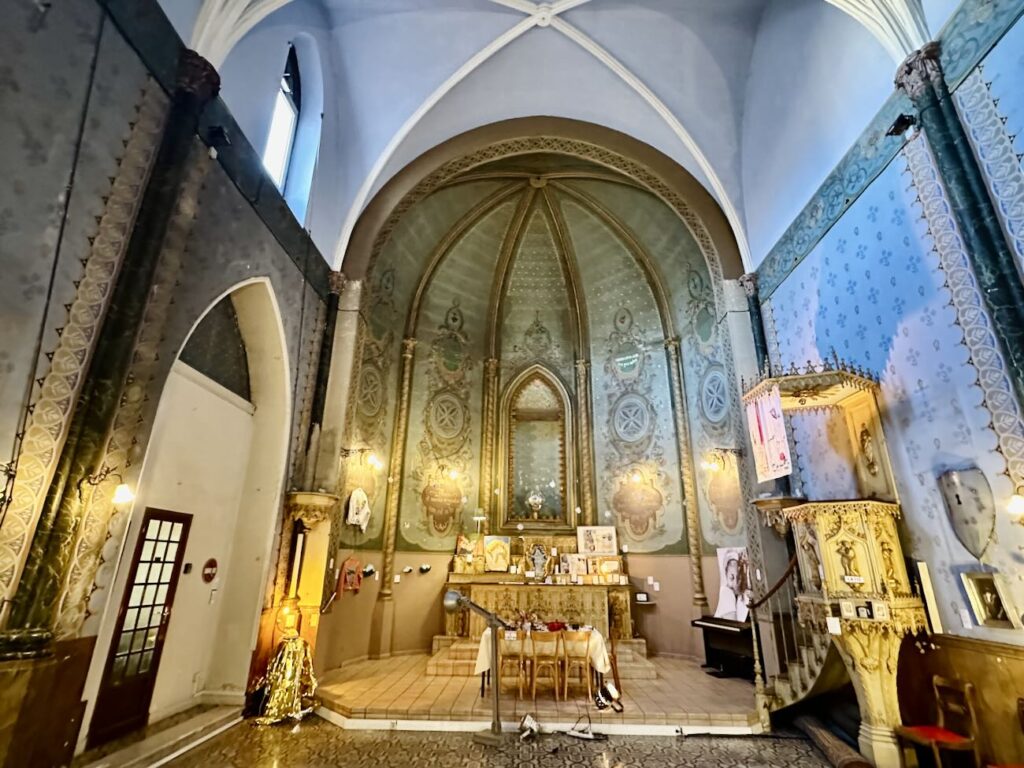 Dans un ancien couvent du quartier des Réformés à Marseille, Chez Marthe accueille des femmes et enfants en précarité et réunit associations, coworking solidaire et événements culturels dans une chapelle reconvertie (chapelle)