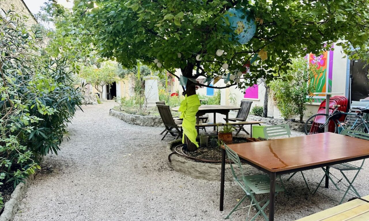 Dans un ancien couvent du quartier des Réformés à Marseille, Chez Marthe accueille des femmes et enfants en précarité et réunit associations, coworking solidaire et événements culturels dans une chapelle reconvertie (jardin)