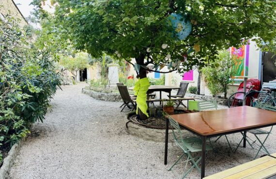 Dans un ancien couvent du quartier des Réformés à Marseille, Chez Marthe accueille des femmes et enfants en précarité et réunit associations, coworking solidaire et événements culturels dans une chapelle reconvertie (jardin)