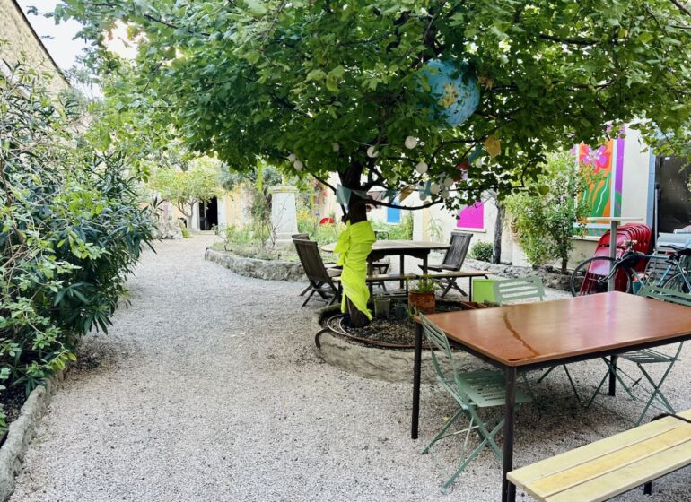 Dans un ancien couvent du quartier des Réformés à Marseille, Chez Marthe accueille des femmes et enfants en précarité et réunit associations, coworking solidaire et événements culturels dans une chapelle reconvertie (jardin)