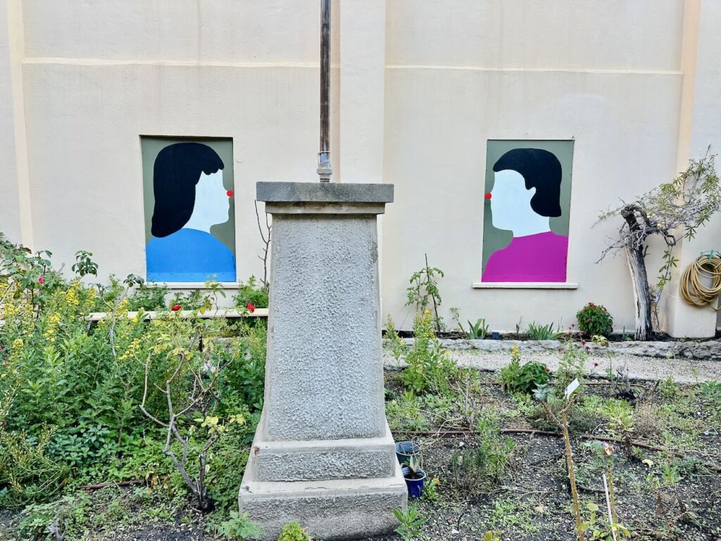 Dans un ancien couvent du quartier des Réformés à Marseille, Chez Marthe accueille des femmes et enfants en précarité et réunit associations, coworking solidaire et événements culturels dans une chapelle reconvertie (peintures jardin)