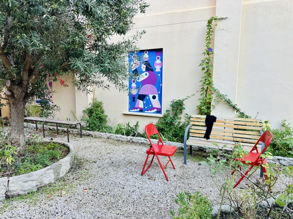 Dans un ancien couvent du quartier des Réformés à Marseille, Chez Marthe accueille des femmes et enfants en précarité et réunit associations, coworking solidaire et événements culturels dans une chapelle reconvertie (chaises jardin)