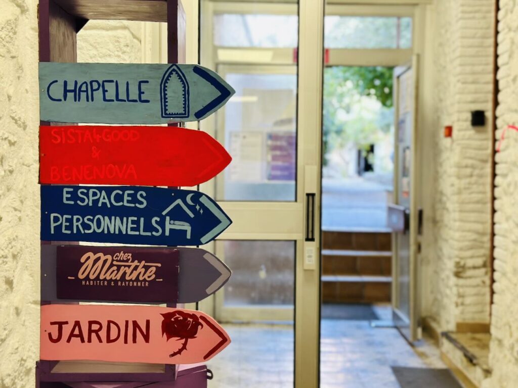 Dans un ancien couvent du quartier des Réformés à Marseille, Chez Marthe accueille des femmes et enfants en précarité et réunit associations, coworking solidaire et événements culturels dans une chapelle reconvertie (couloir)