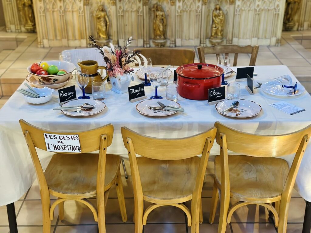 Dans un ancien couvent du quartier des Réformés à Marseille, Chez Marthe accueille des femmes et enfants en précarité et réunit associations, coworking solidaire et événements culturels dans une chapelle reconvertie (table)