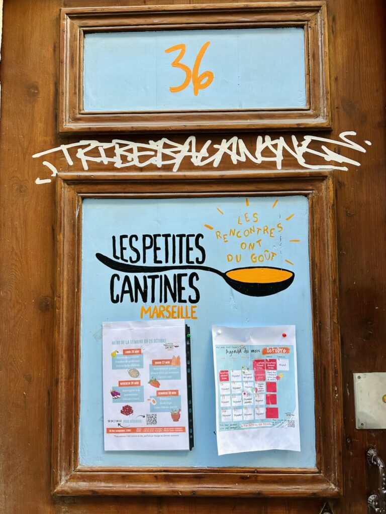 Dans un ancien couvent du quartier des Réformés à Marseille, Chez Marthe accueille des femmes et enfants en précarité et réunit associations, coworking solidaire et événements culturels dans une chapelle reconvertie (Petites cantines)