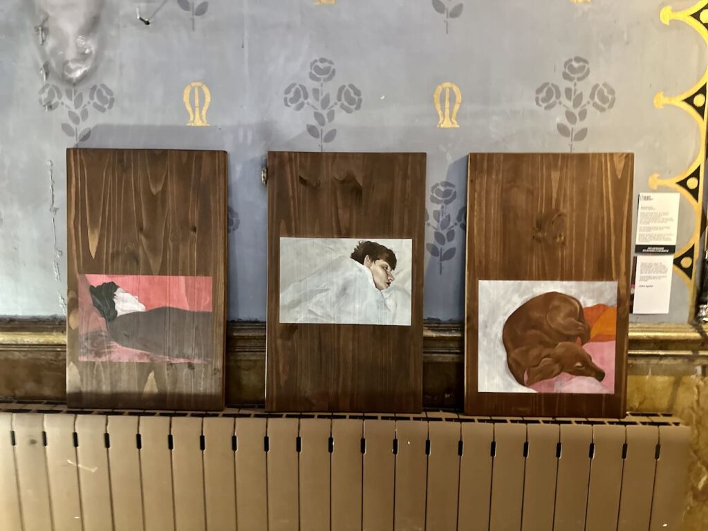 Dans un ancien couvent du quartier des Réformés à Marseille, Chez Marthe accueille des femmes et enfants en précarité et réunit associations, coworking solidaire et événements culturels dans une chapelle reconvertie (peintures)