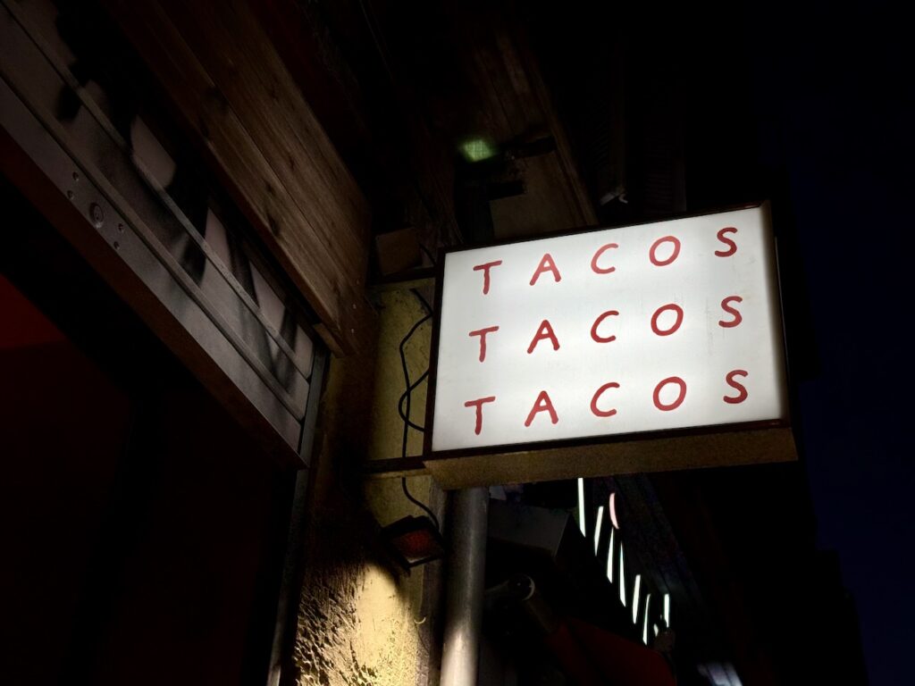 Place Notre-Dame du Mont, une taqueria nichée dans un mouchoir de poche deale bien plus que des tacos pour le bonheur des aficionados de street-food  d’Amérique latine.
