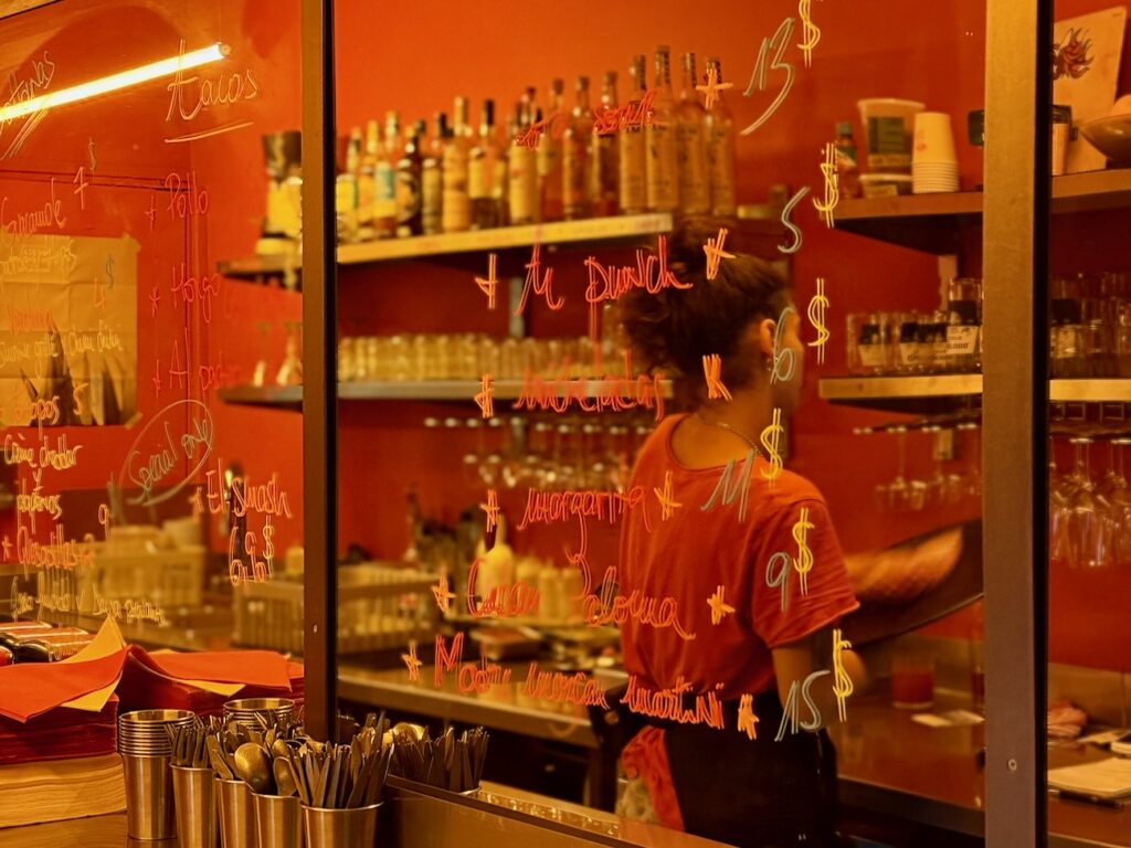 Place Notre-Dame du Mont, une taqueria nichée dans un mouchoir de poche deale bien plus que des tacos pour le bonheur des aficionados de street-food d’Amérique latine. (intérieur)