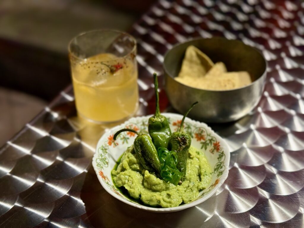 Place Notre-Dame du Mont, une taqueria nichée dans un mouchoir de poche deale bien plus que des tacos pour le bonheur des aficionados de street-food d’Amérique latine. (guacamole)