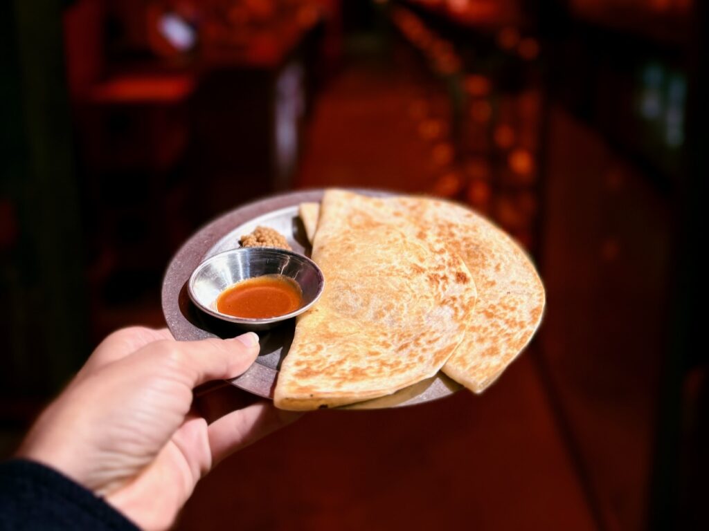 Place Notre-Dame du Mont, une taqueria nichée dans un mouchoir de poche deale bien plus que des tacos pour le bonheur des aficionados de street-food d’Amérique latine. (quésadillas)