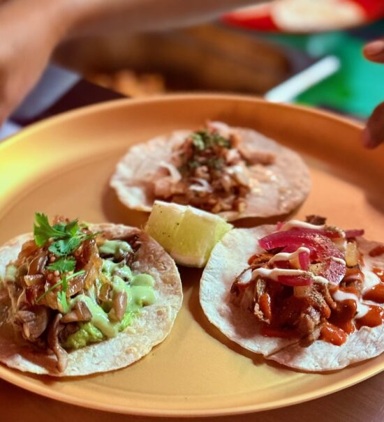 Place Notre-Dame du Mont, une taqueria nichée dans un mouchoir de poche deale bien plus que des tacos pour le bonheur des aficionados de street-food d’Amérique latine. (plateau tacos)