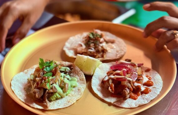 Place Notre-Dame du Mont, une taqueria nichée dans un mouchoir de poche deale bien plus que des tacos pour le bonheur des aficionados de street-food d’Amérique latine. (plateau tacos)