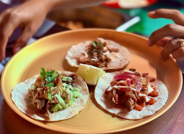 Place Notre-Dame du Mont, une taqueria nichée dans un mouchoir de poche deale bien plus que des tacos pour le bonheur des aficionados de street-food d’Amérique latine. (plateau tacos)
