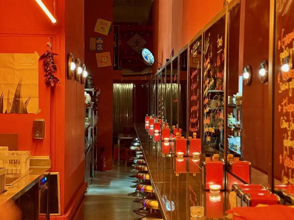 Place Notre-Dame du Mont, une taqueria nichée dans un mouchoir de poche deale bien plus que des tacos pour le bonheur des aficionados de street-food  d’Amérique latine. (intérieur)