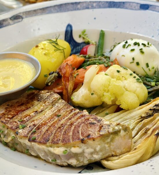 Le Centuple est un bistrot marseillais installlé sur les allées Gambetta à Marseille. Il mise sur une cuisine méditerranéenne maison et de saison, avec un aïoli signature qui évolue au fil des arrivages (plat du jour)