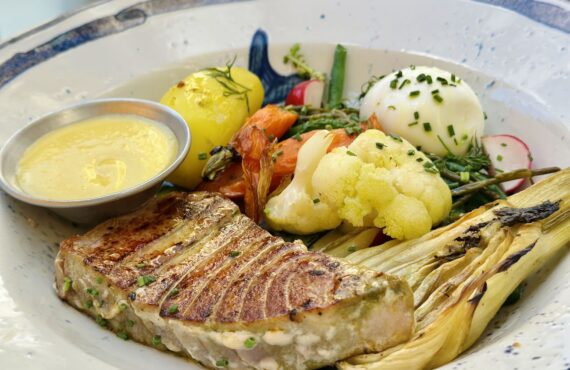 Le Centuple est un bistrot marseillais installlé sur les allées Gambetta à Marseille. Il mise sur une cuisine méditerranéenne maison et de saison, avec un aïoli signature qui évolue au fil des arrivages (plat du jour)