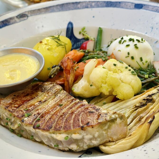 Le Centuple est un bistrot marseillais installlé sur les allées Gambetta à Marseille. Il mise sur une cuisine méditerranéenne maison et de saison, avec un aïoli signature qui évolue au fil des arrivages (plat du jour)