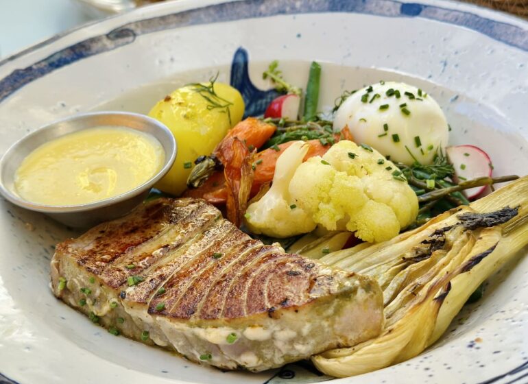 Le Centuple est un bistrot marseillais installlé sur les allées Gambetta à Marseille. Il mise sur une cuisine méditerranéenne maison et de saison, avec un aïoli signature qui évolue au fil des arrivages (plat du jour)