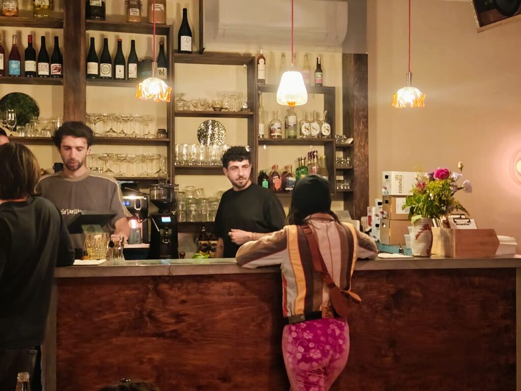 Bar Central réinvente l’esprit du bar festif marseillais entre pizzas créatives, vins bien sourcés et soirées musicales au bon tempo (bar)