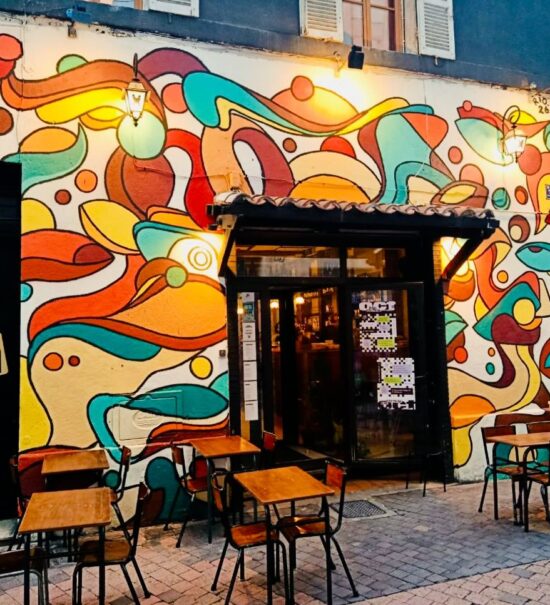Bar Central réinvente l’esprit du bar festif marseillais entre pizzas créatives, vins bien sourcés et soirées musicales au bon tempo (devanture)