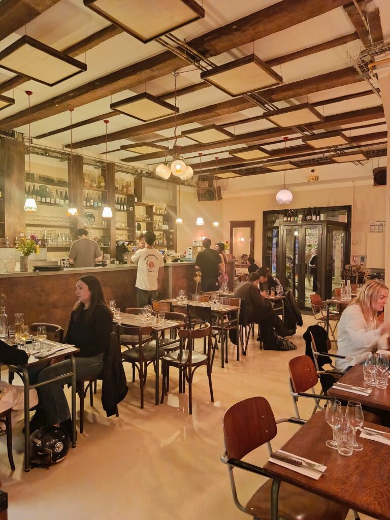 Bar Central réinvente l’esprit du bar festif marseillais entre pizzas créatives, vins bien sourcés et soirées musicales au bon tempo (resto)