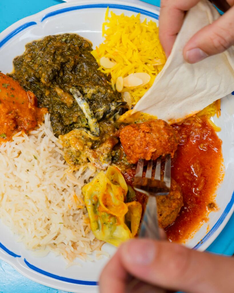 À Marseille, le restaurant afghan Chez Romain et Marion propose une cuisine colorée et généreuse, avec une convivialité familiale qui fait se sentir comme à la maison (assiette)
