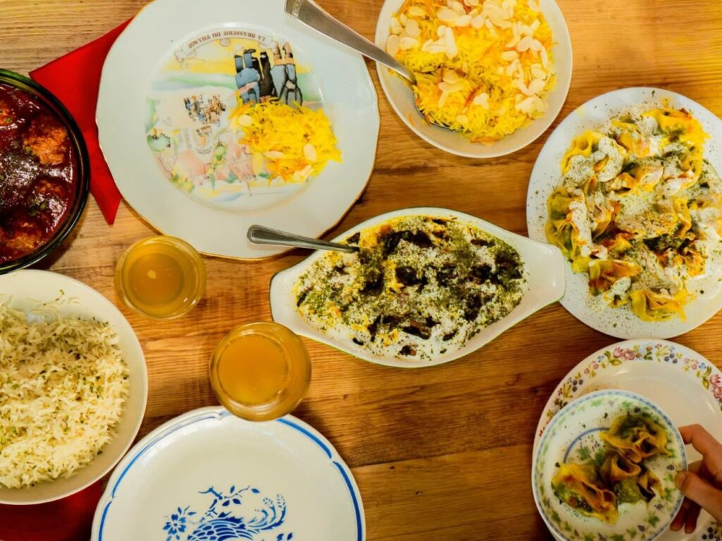 À Marseille, le restaurant afghan Chez Romain et Marion propose une cuisine colorée et généreuse, avec une convivialité familiale qui fait se sentir comme à la maison (table)