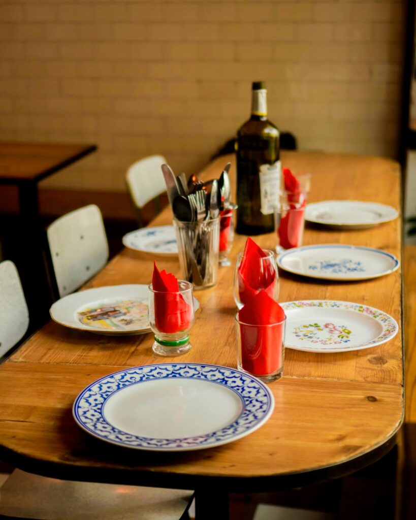 À Marseille, le restaurant afghan Chez Romain et Marion propose une cuisine colorée et généreuse, avec une convivialité familiale qui fait se sentir comme à la maison (table déco)