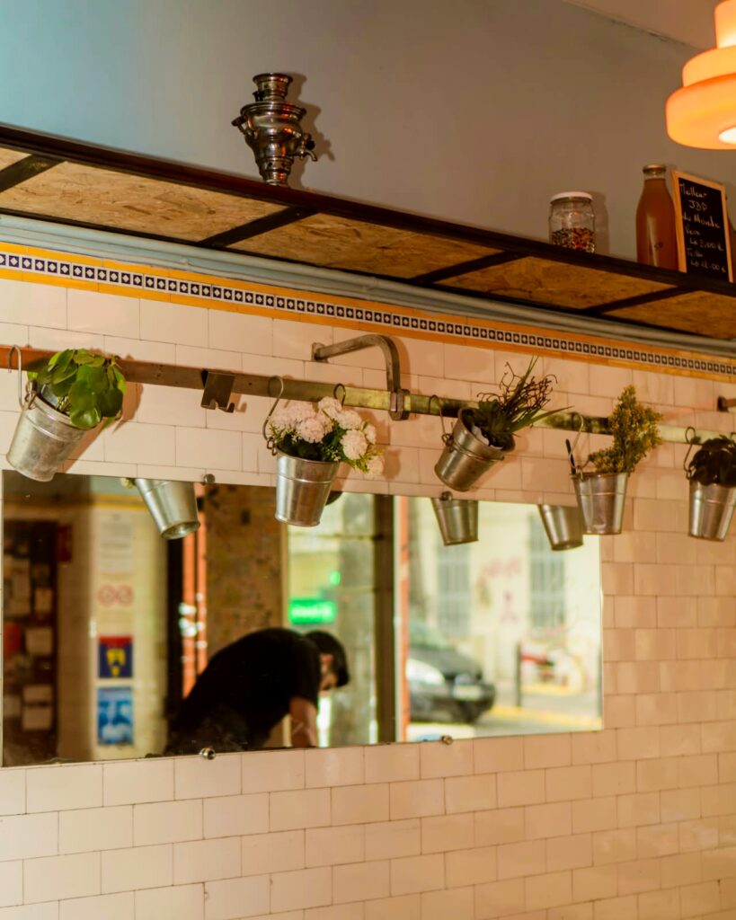À Marseille, le restaurant afghan Chez Romain et Marion propose une cuisine colorée et généreuse, avec une convivialité familiale qui fait se sentir comme à la maison (miroir)