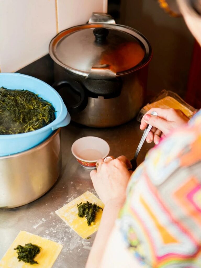 À Marseille, le restaurant afghan Chez Romain et Marion propose une cuisine colorée et généreuse, avec une convivialité familiale qui fait se sentir comme à la maison (cuisine)