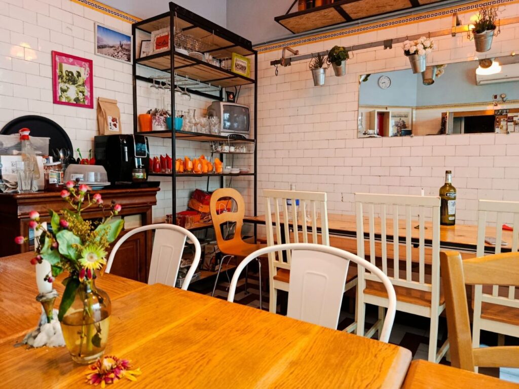 À Marseille, le restaurant afghan Chez Romain et Marion propose une cuisine colorée et généreuse, avec une convivialité familiale qui fait se sentir comme à la maison (intérieur)