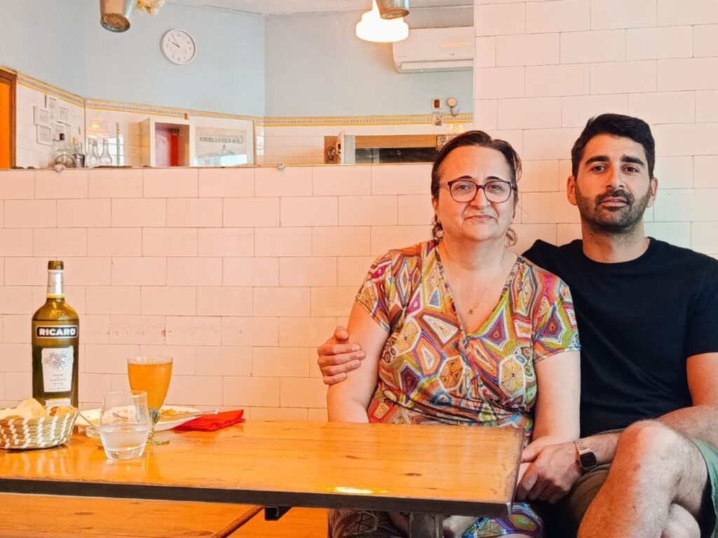 À Marseille, le restaurant afghan Chez Romain et Marion propose une cuisine colorée et généreuse, avec une convivialité familiale qui fait se sentir comme à la maison (Myriam et Romain)